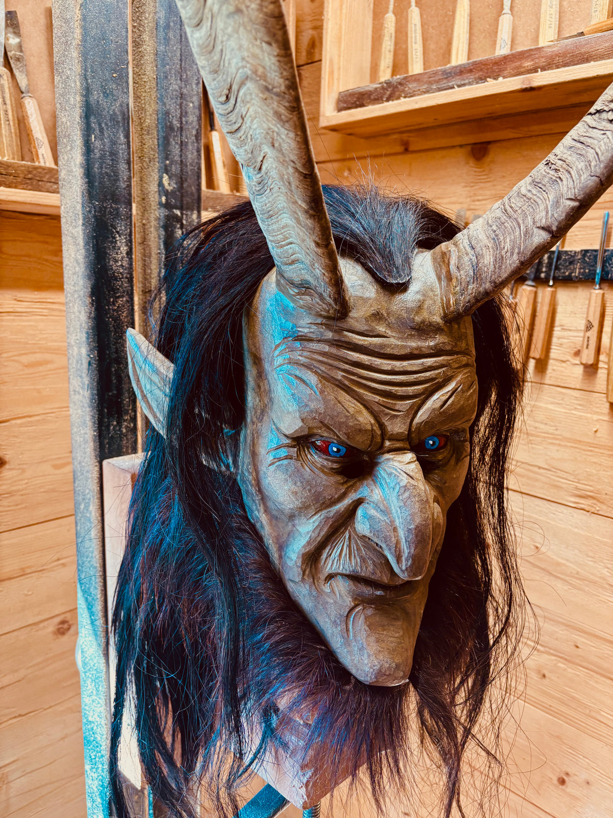 Neue Krampusmaske mit starkem Bockhorn