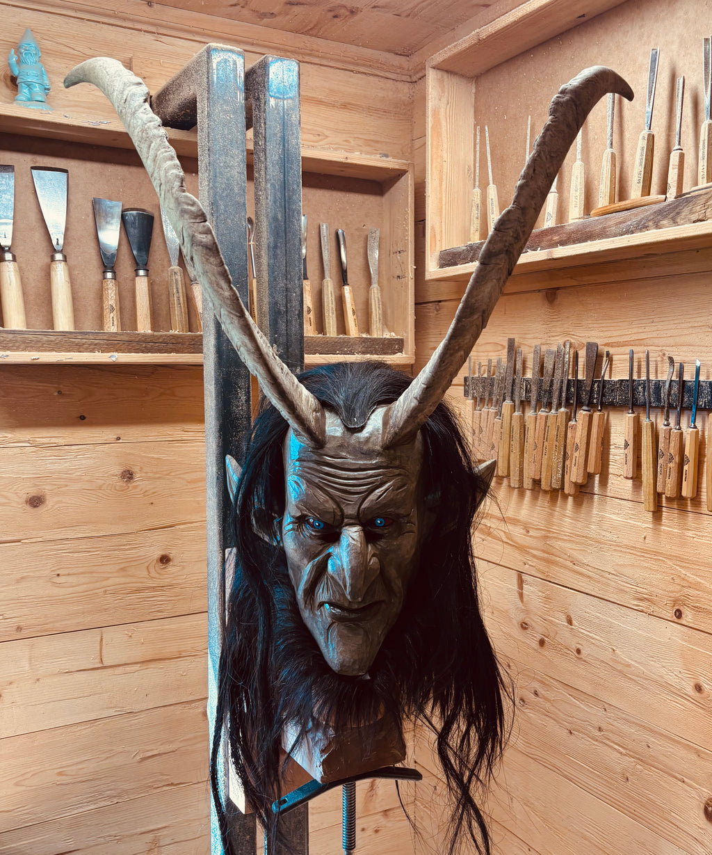 Neue Krampusmaske mit starkem Bockhorn