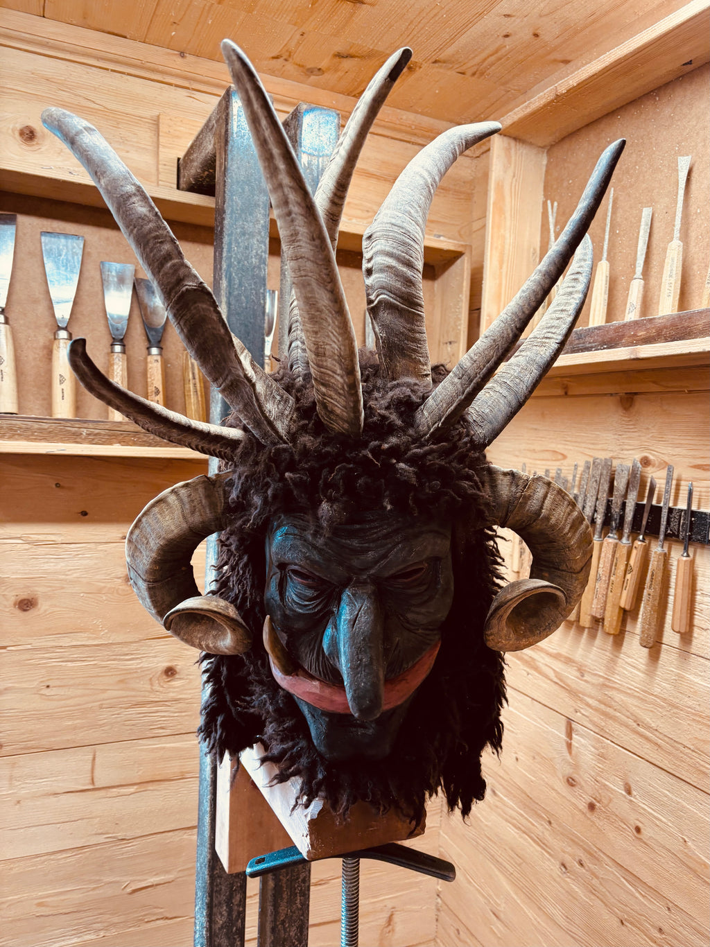 Neue traditionelle Perchtenmaske
