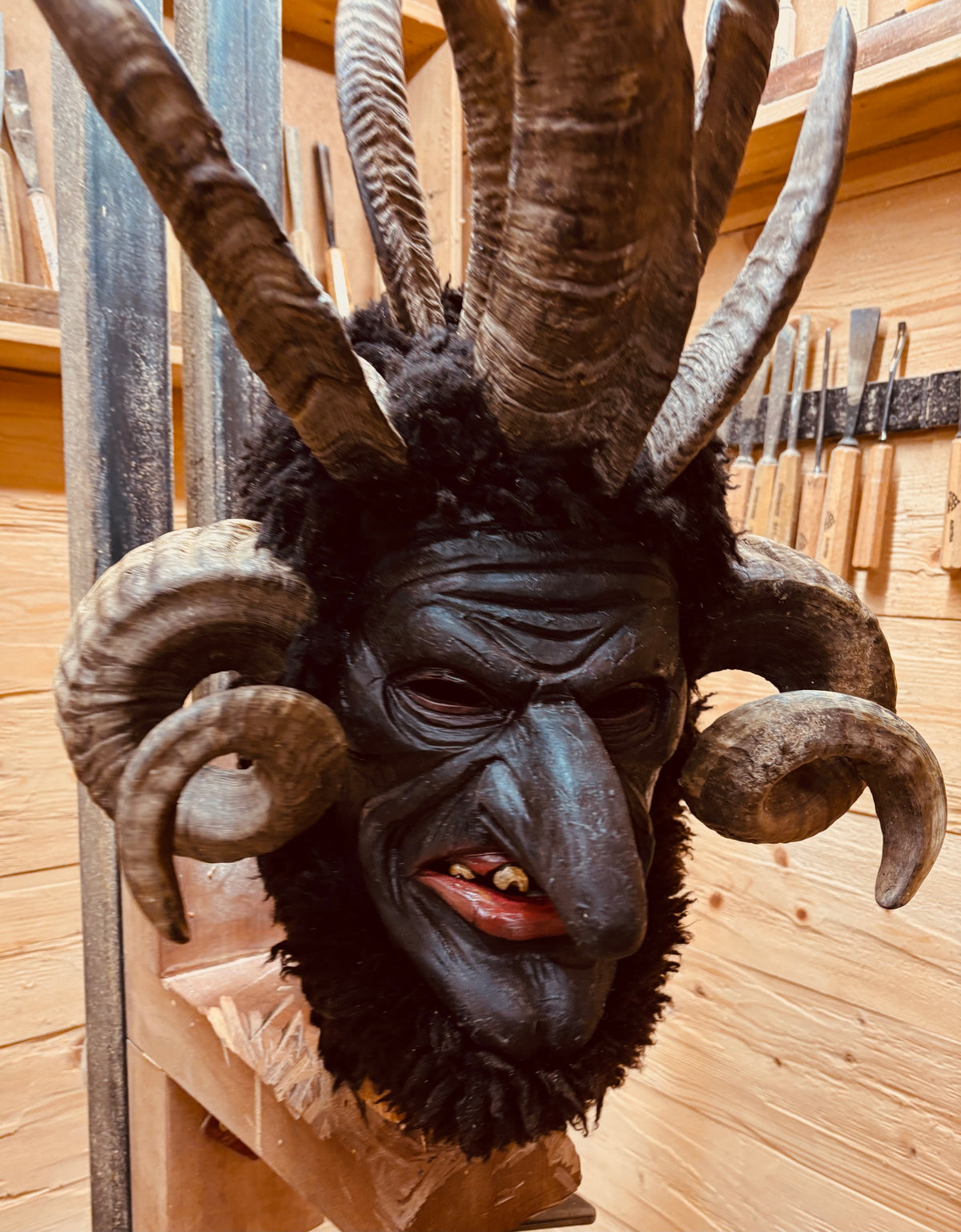 Neue traditionelle Perchtenmaske Schiachpercht Krampus Percht