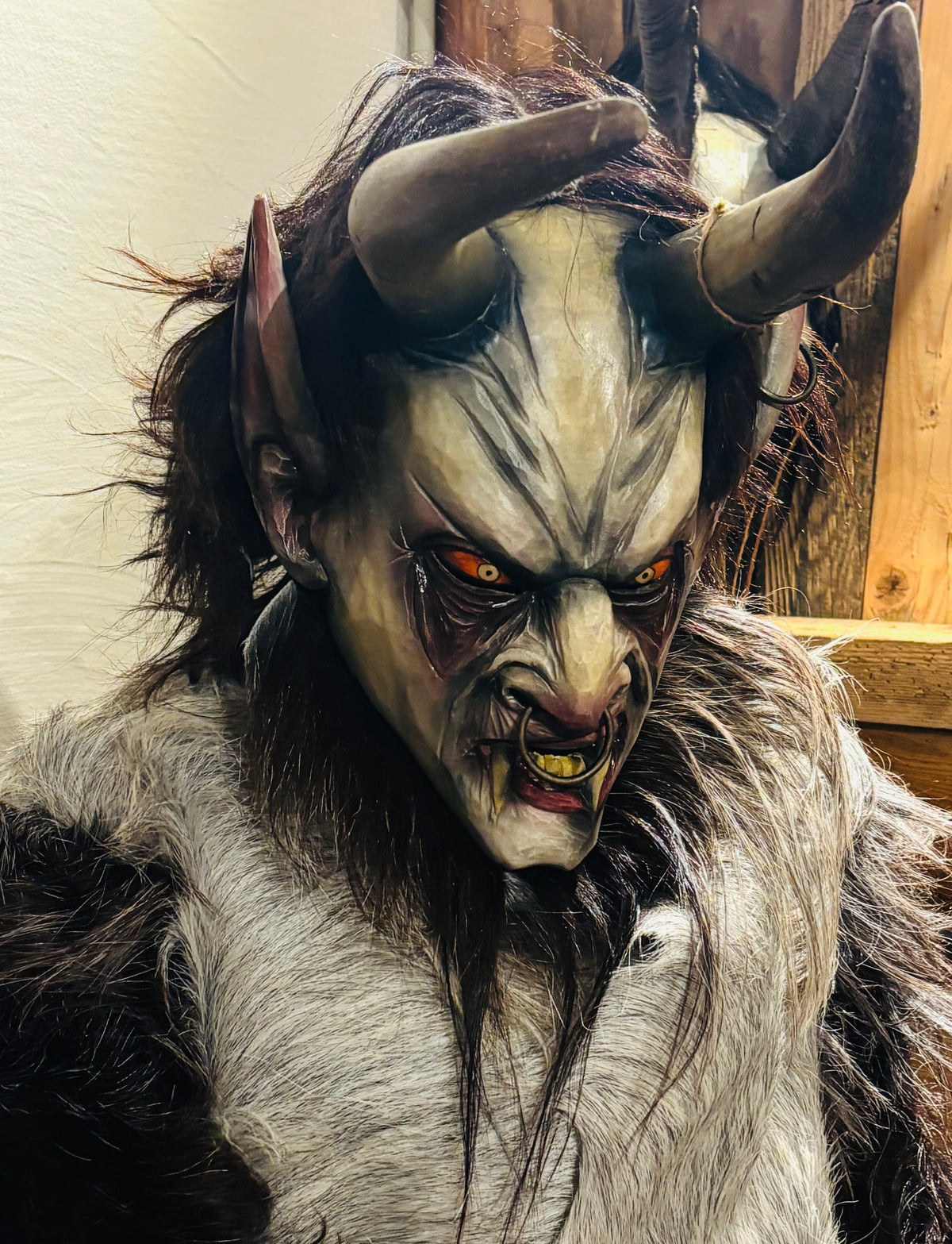 Neuwertige Kinderkrampusmaske – Detailansicht