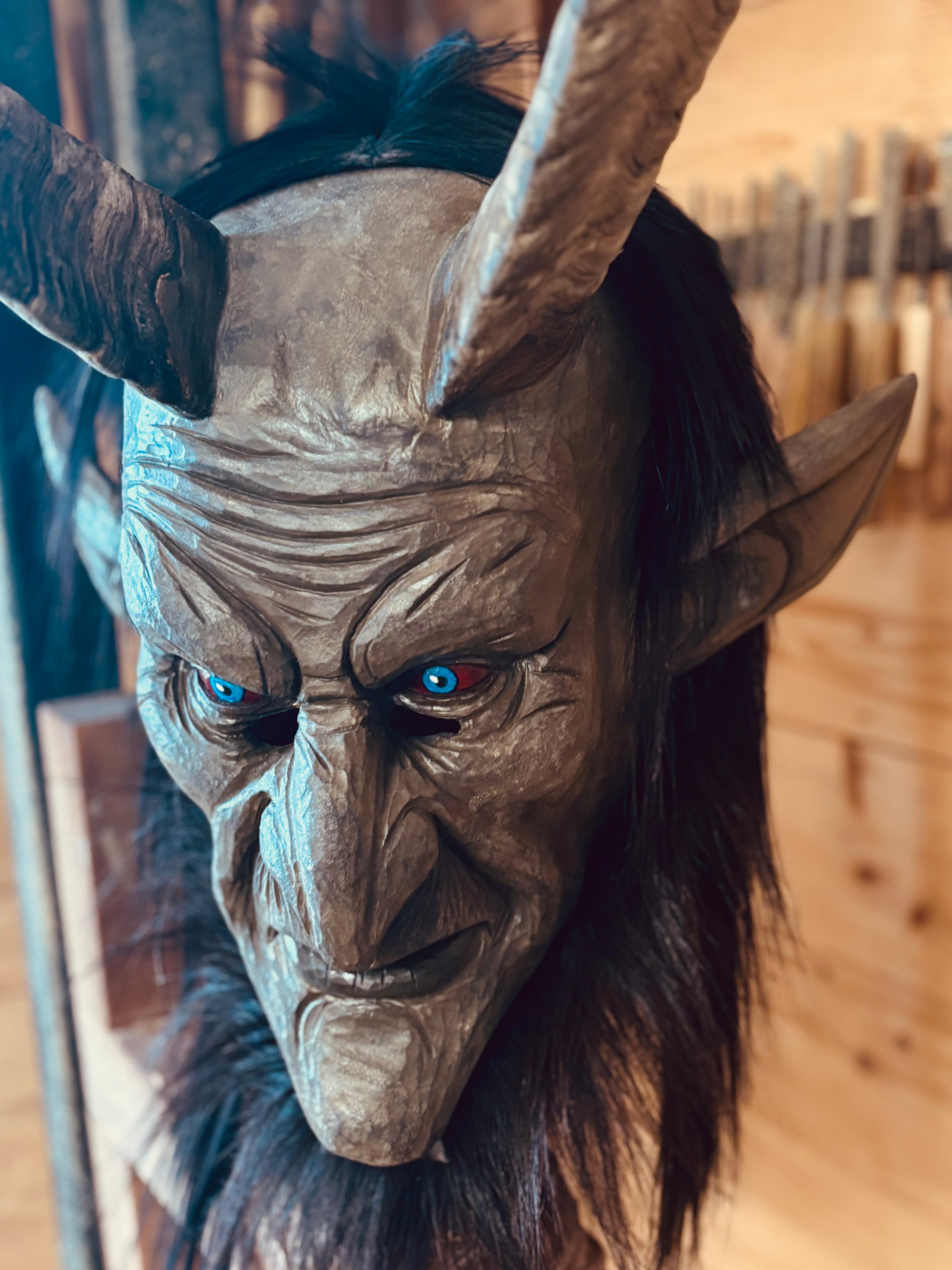 Neue Krampusmaske mit starkem Bockhorn