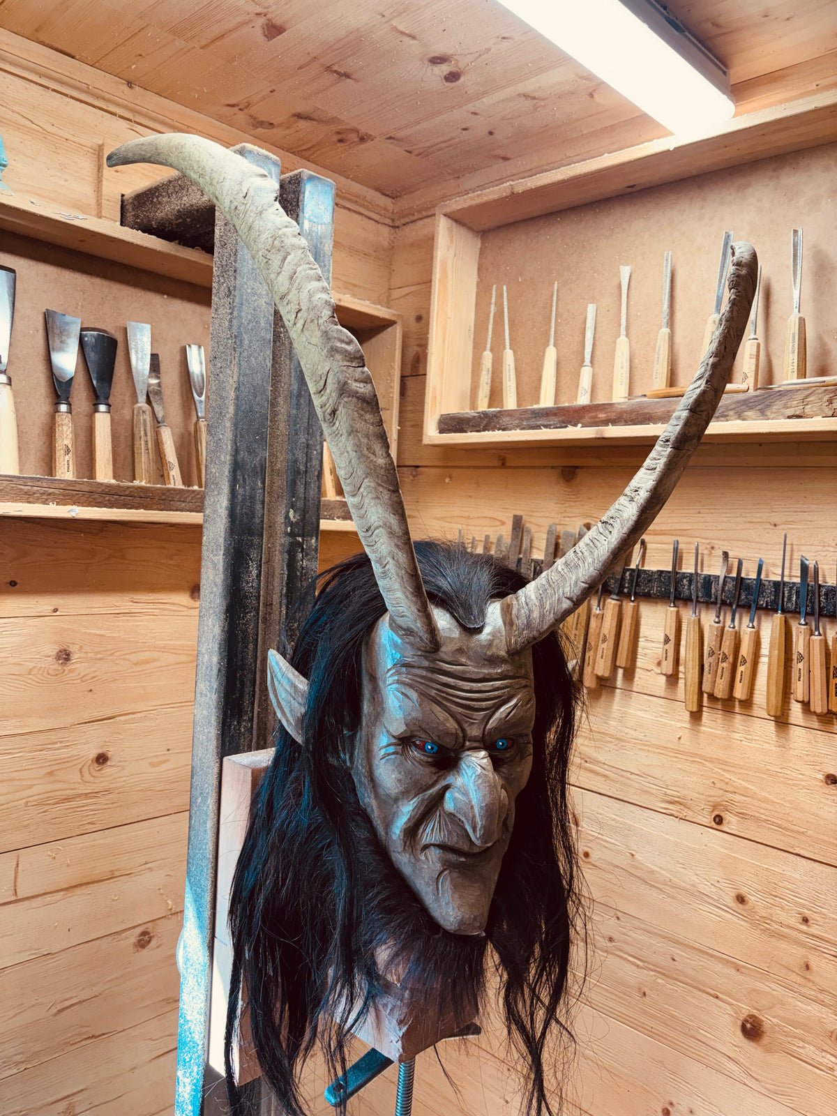 Neue Krampusmaske mit starkem Bockhorn