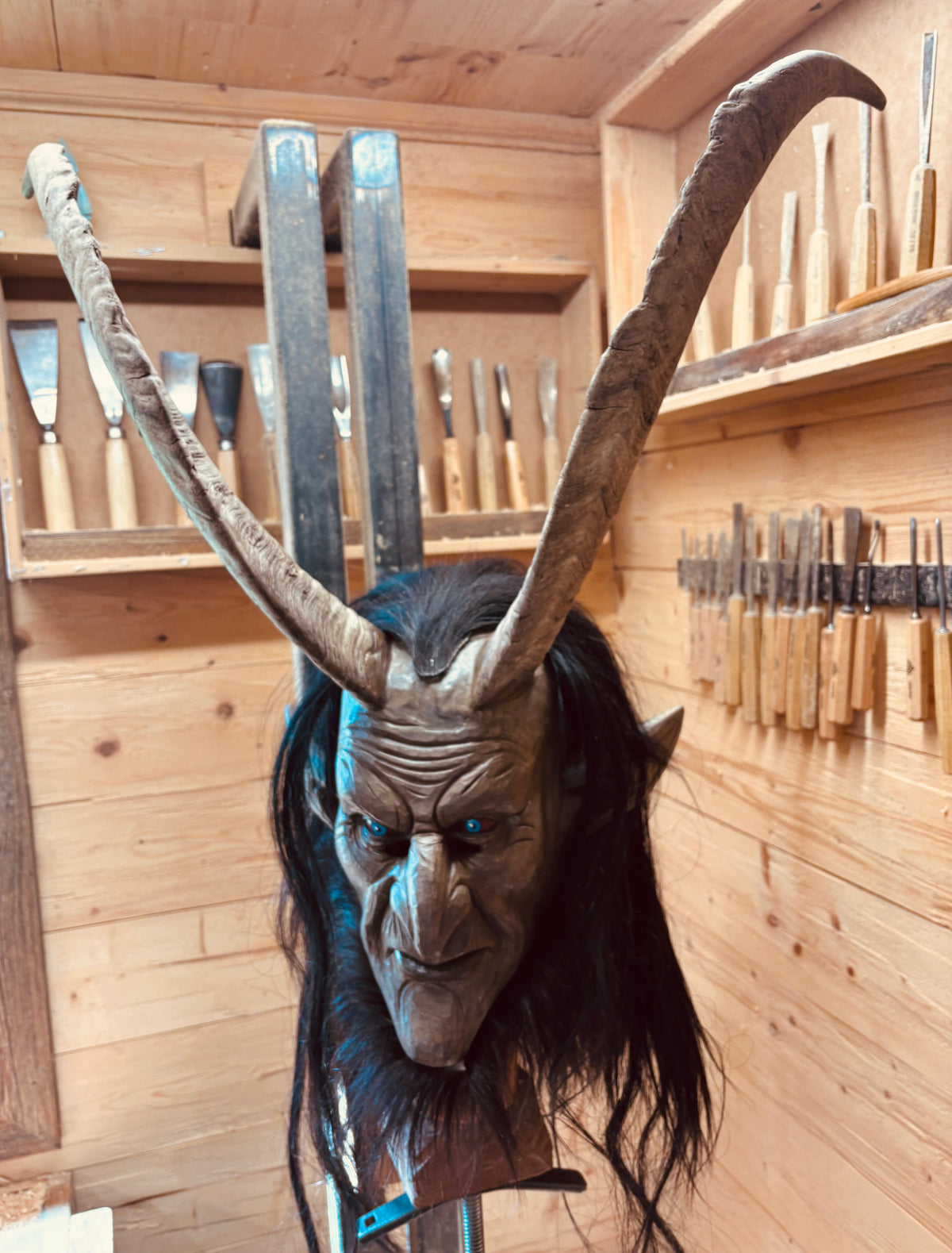 Neue Krampusmaske mit starkem Bockhorn