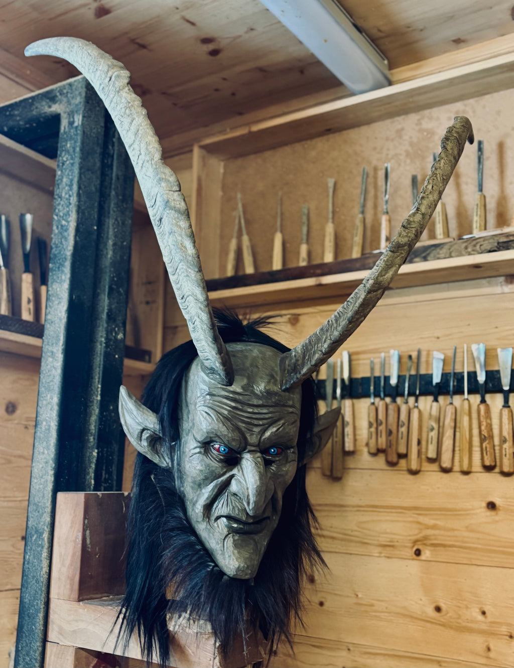 Neue Krampusmaske mit starkem Bockhorn