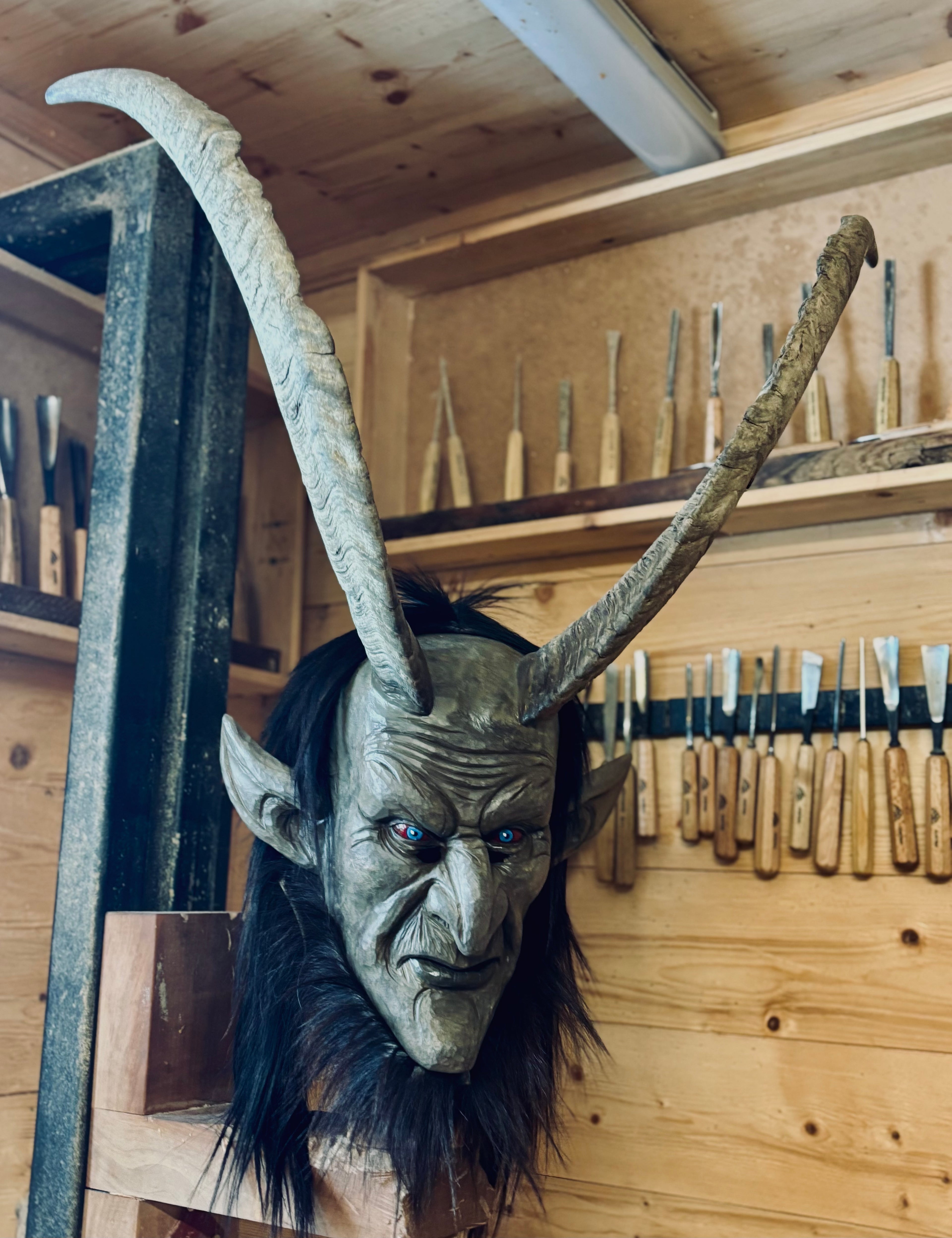 Neue Krampusmaske mit starkem Bockhorn