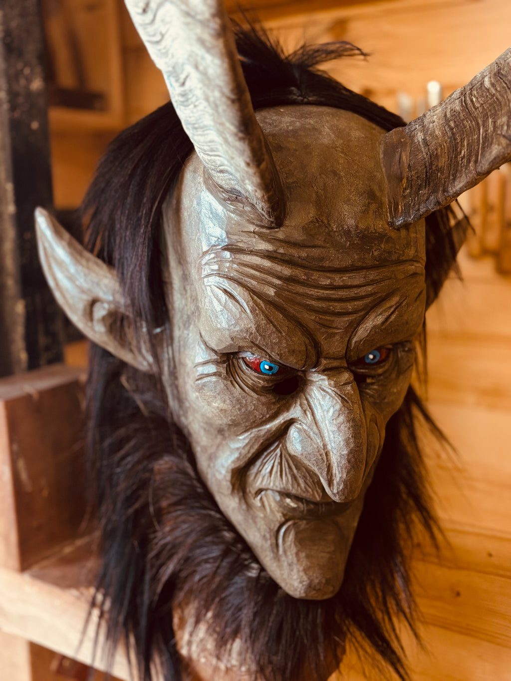 Neue Krampusmaske mit starkem Bockhorn